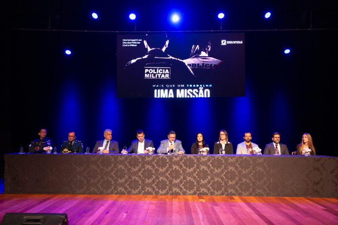 Mesa da sessão de homenagem aos policiais civis e militares