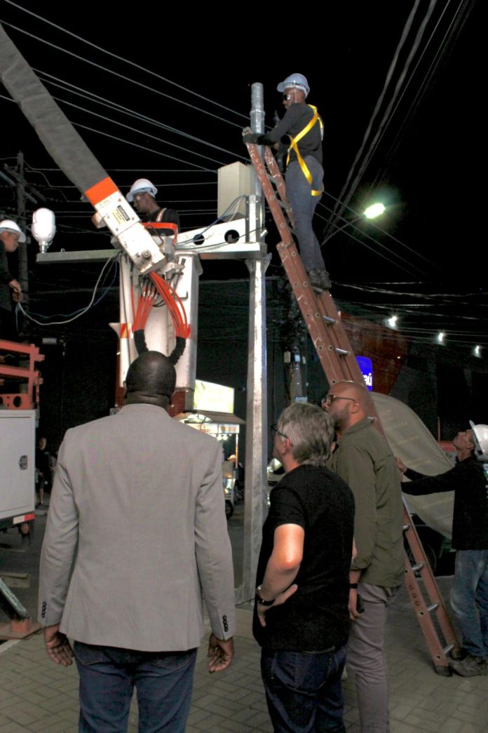 Prefeito de Queimados acompanha a instalação