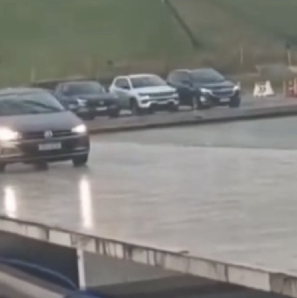 Motorista de aplicativo sobe rampa do Congresso e caso viraliza